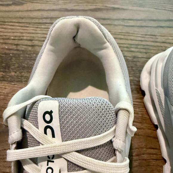 On Women's Cloudrunner White Running Shoes US Size 8 - Picture 9 of 9